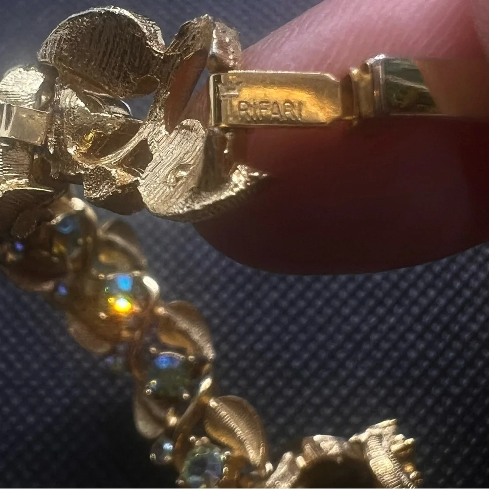 Vintage 40s Crown Trifari Signed Leafs AB Rhinestone Gold Tone Bracelet‎ Marked